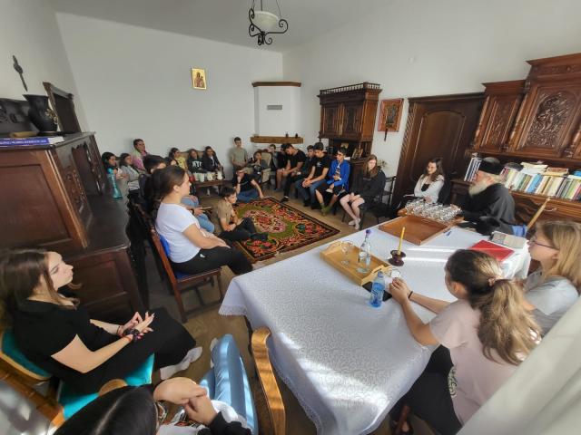 Participanții Taberei pentru copii de preoți, alături de arhim. Nicodim Petre, starețul Mănăstirii Bucium