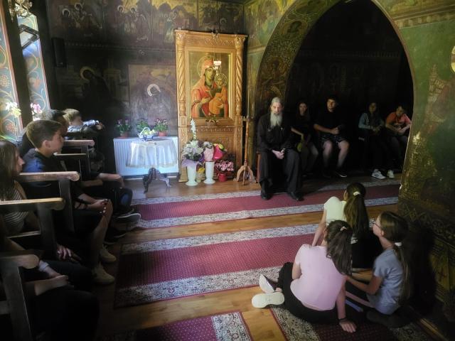 Participanții Taberei pentru copii de preoți, vizitând Mănăstirea Bucium din Iași
