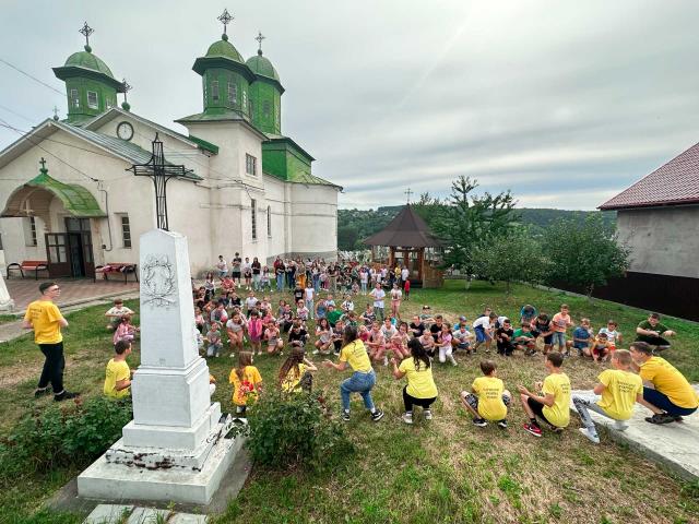 Copii în fața bisericii