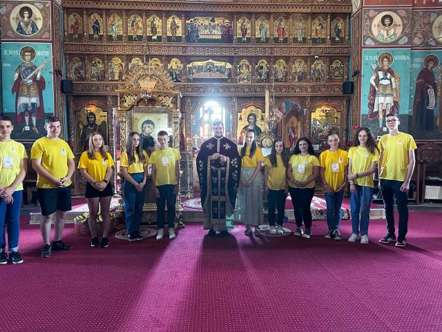 Voluntarii taberei din pridvorul satului din Totirești