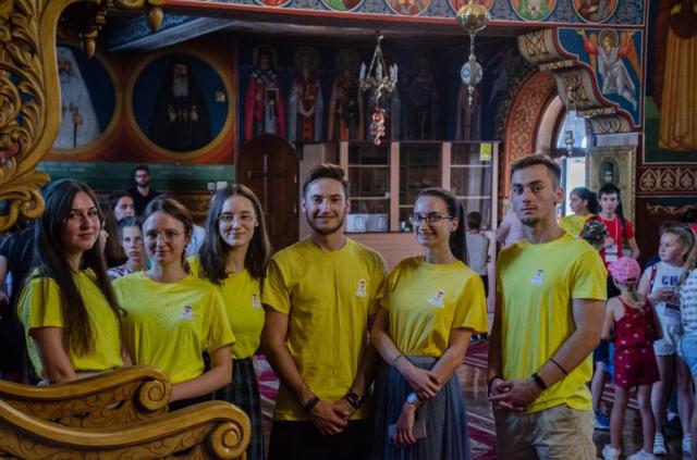 Tineri voluntari ai Taberei din pridvorul satului