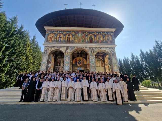 Fotografie de grup în prima zi de școală la Seminarul Teologic Ortodox „Veniamin Costachi” de la Mănăstirea Neamț