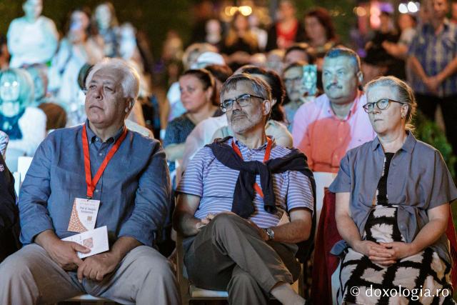 Oameni prezenți la concert