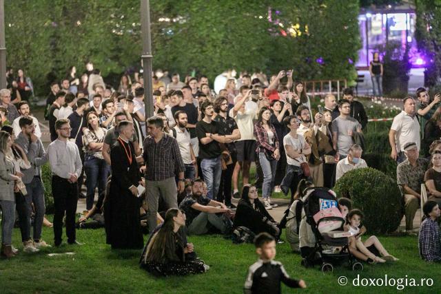 Oameni prezenți la concert