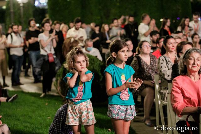 Oameni prezenți la concert