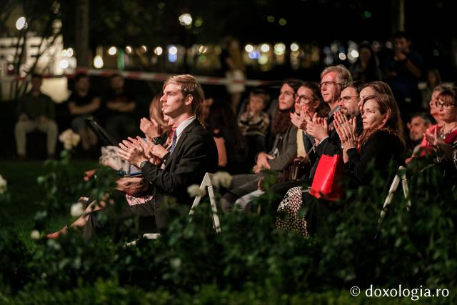 Oameni prezenți la concert