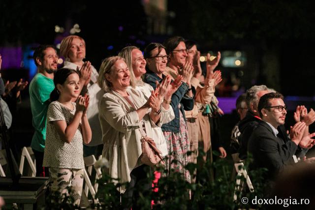 Oameni prezenți la concert
