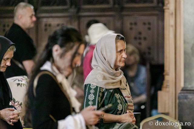 Credincioși, participând la Sfânta Liturghie