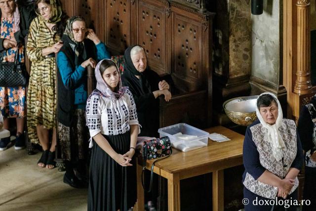 Credincioși, participând la Sfânta Liturghie