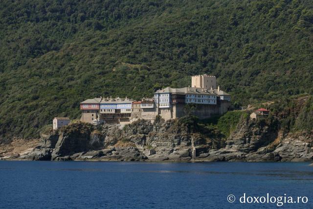 Mănăstirea Pantocrator văzută de pe mare