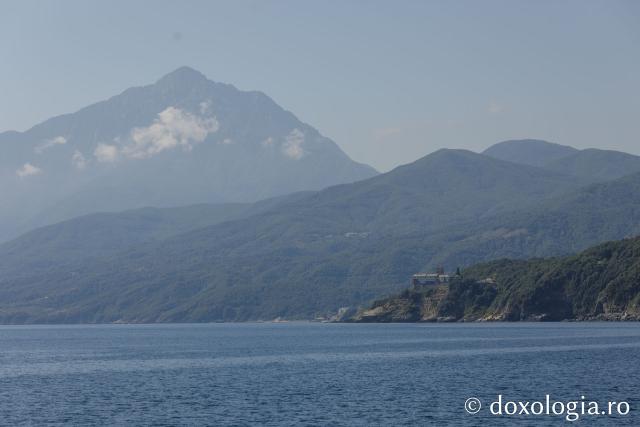 Mănăstirea Stavronikita văzută de pe mare