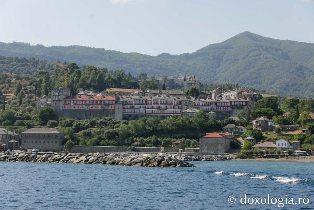 Mănăstirea Vatoped văzută de pe mare