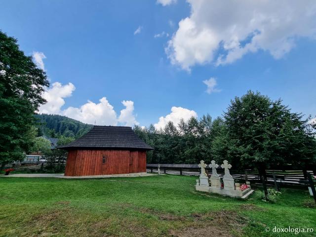 Bisericuța din cimitirul Mănăstirii Sihastria Putnei