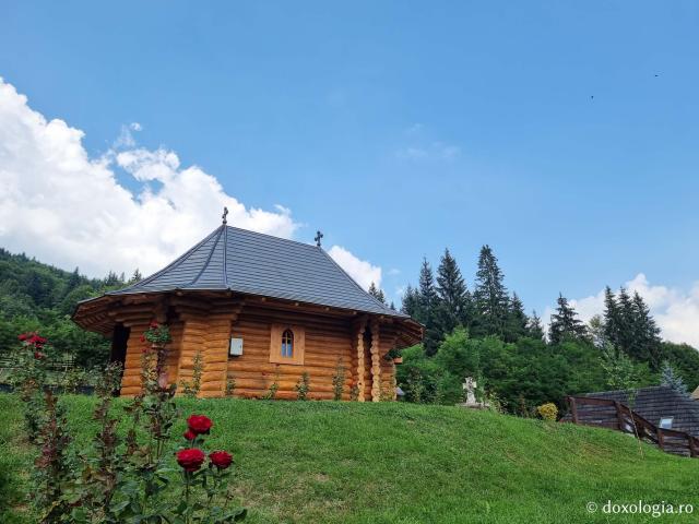Biserica de lemn închinată Sfinților Cuvioși Părinți Sila, Paisie și Natan – Mănăstirea Sihăstria Putnei