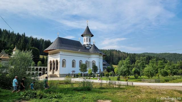 Biserica „Izvorul Tămăduirii” de la Mănăstirea Sihăstria Putnei