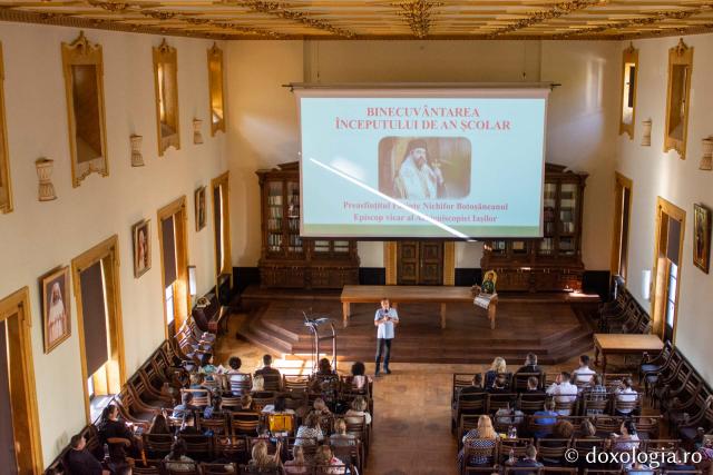 Profesori de religie în sala Iustin Moisescu