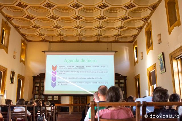 Profesori de religie în sala Iustin Moisescu