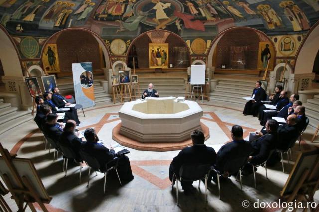 PS Ignatie a susținut o prelegere preoților participanți la cursurile pentru obținerea gradelor profesionale / Foto: Flavius Popa