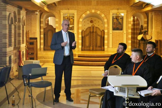 Prof. univ. dr. Constantin Cucoș le-a vorbit clericilor prezenți la cursurile pentru obținerea gradelor în preoție / Foto: Flavius Popa