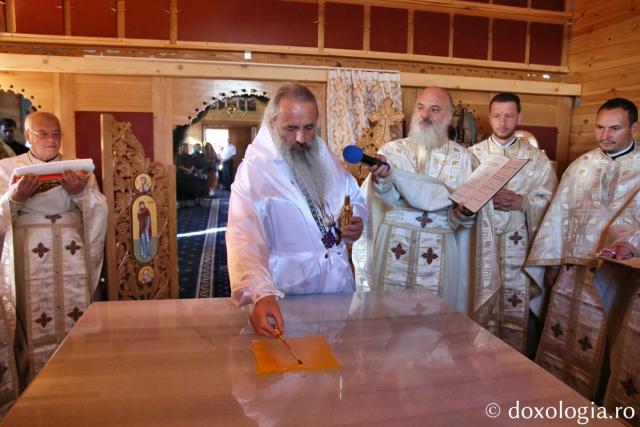 IPS Părinte Mitropolit Teofan sfințind altarul Bisericii Parohiei Râșca / Foto: Flavius Popa