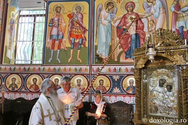 IPS Părinte Mitropolit Teofan, sfințind Biserica Parohiei „Sfântul Gheorghe” Piatra Neamț / Foto: Flavius Popa