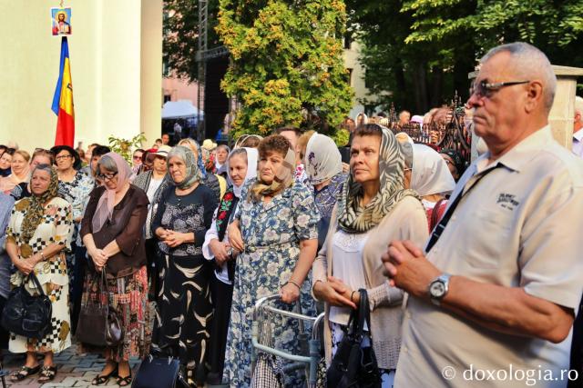 Credincioșii din Piatra Neamț, prezenți la Sfânta Liturghie cu prilejul sfințirii Bisericii „Sfântul Gheorghe” / Foto: Flavius Popa