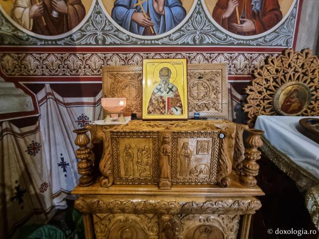 Moaștele Sfântului Ierarh Ghenadie de la Mănăstirea Putna