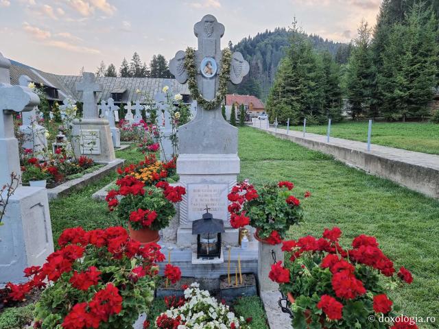 Mormântul Părintelui Iachint Unciuleac de la Mănăstirea Putna