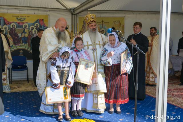Hirotesie întru iconom stavrofor