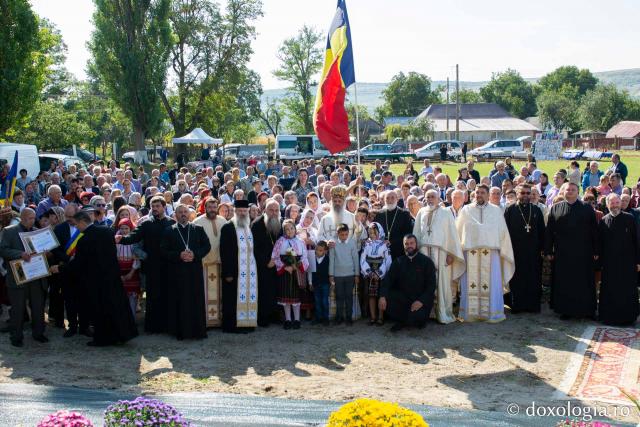 Fotografie de grup după Sfânta Liturghie săvârșită de IPS Teofan Parohia Bălănești