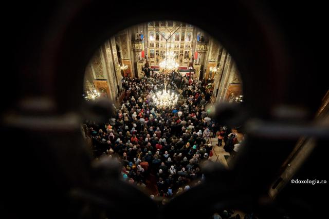 oameni la biserica