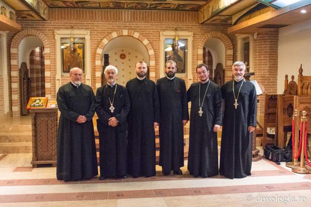 Fotografie de grup cu noii doctori în teologie