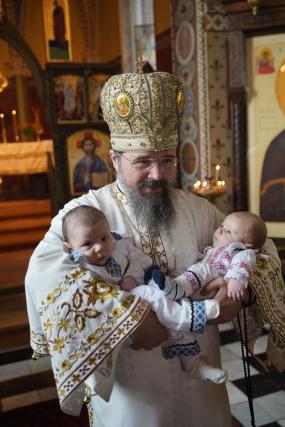 PS Macarie a săvârșit Taina Sfântului Botez pentru doi copii