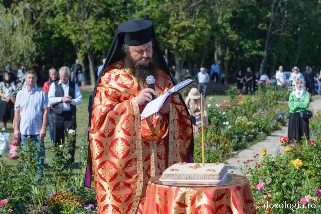 Preot, citind rugăciuni