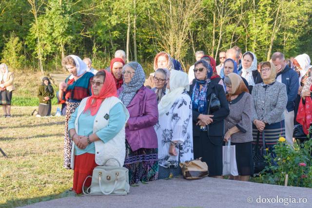 Credincioși, participând la Sfânta Liturghie