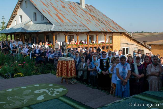 Credincioși, participând la Sfânta Liturghie