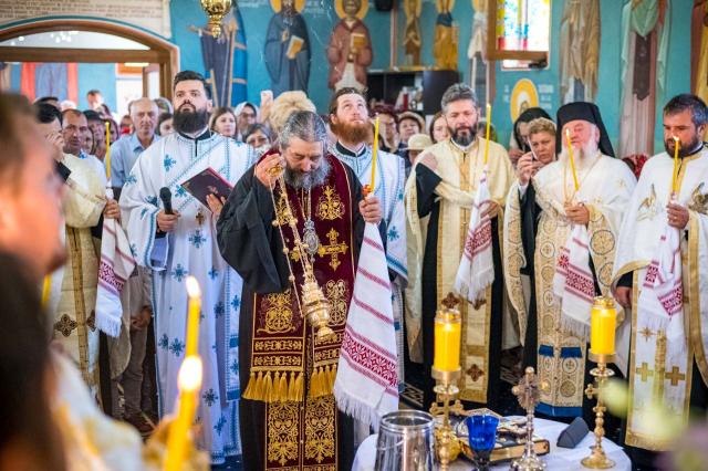 PS Nichifor Botoșăneanul, alături de soborul slujitor