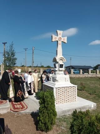 PS Nichifor Botoșăneanul, binecuvântând o troiță ridicată în cinstea Sfintei Cruci