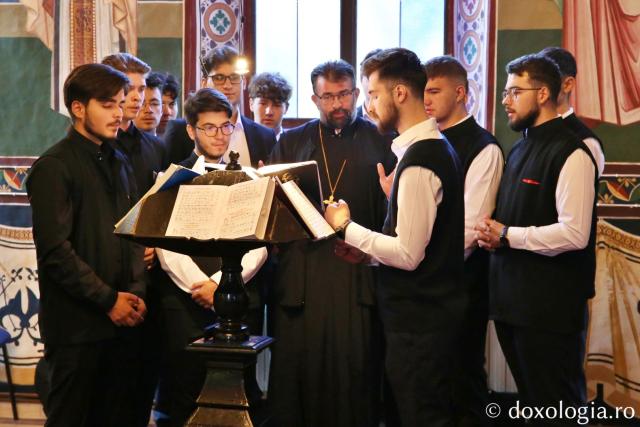 Elevii seminarului, membrii ai corului „Basileus”, oferind răspunsurile liturgice / Foto: Flavius Popa