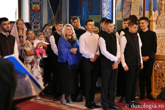 Elevii Seminarului Teologic din Iași, dimpreună cu prof. Denisia Mănoiu, inspector școlar de religie, participând la Sfânta Liturghie / Foto: Flavius Popa