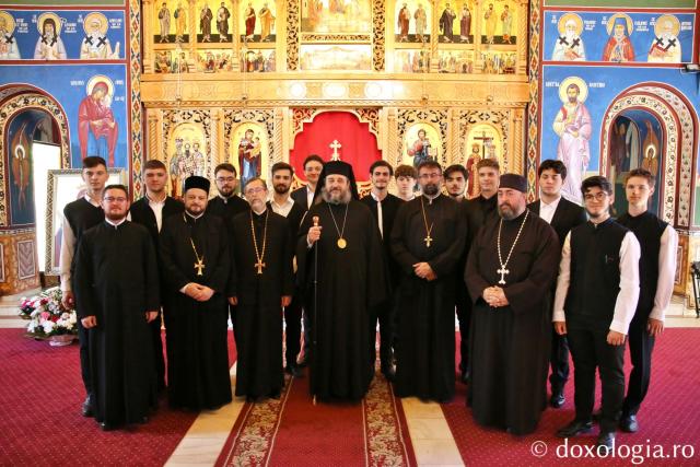 Preasfințitul Părinte Nichifor Botoșăneanul împreună cu membrii Corului „Basileus” / Foto: Flavius Popa