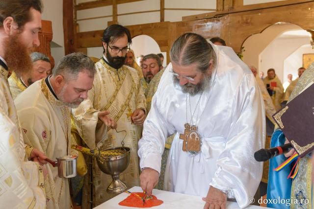 PS Nichifor Botoșăneanul, pecetluind Sfânta Masă