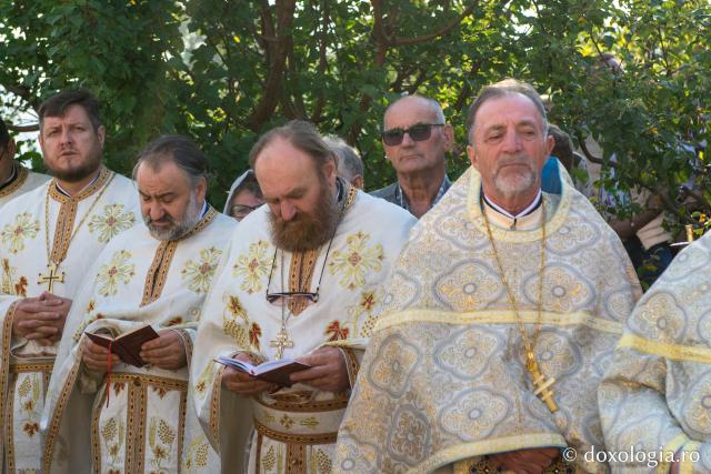 Preoții prezenți la slujba de resfințire