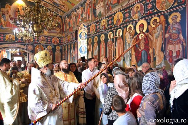 PS Nichifor Botoșăneanul, Episcop-vicar al Arhiepiscopiei Iașilor, sfințind pictura Bisericii din Cerchejeni / Foto: Flavius Popa