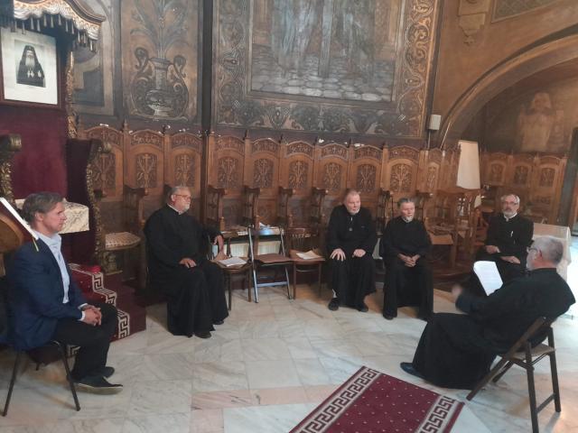 Părintele Stephen Holley alături de alți preoți