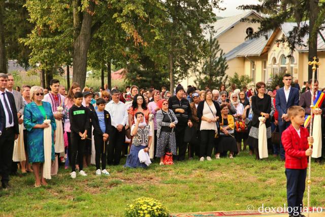 Credincioșii din Răducăneni participând la Sfânta Liturghie cu prilejul sfințirii Capelei UMC Răducăneni / Foto: Flavius Popa