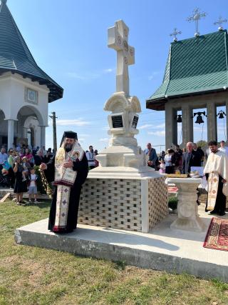 PS Nichifor Botoșăneanul, binecuvântând o troiță ridicată în cinstea Sfintei Cruci