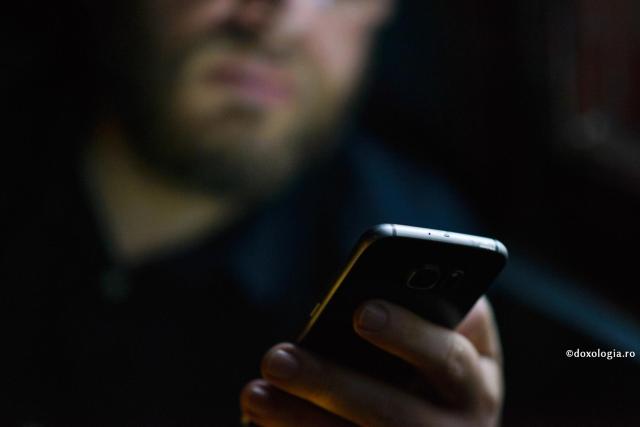 Statul cu ochii in telefon