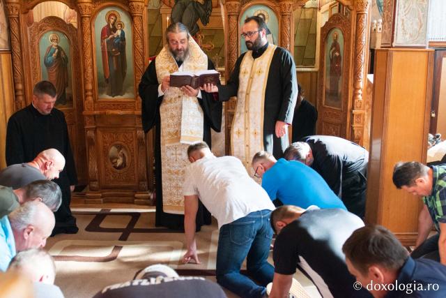 PS Nichifor Botoșăneanul, citind rugăciuni de dezlegare