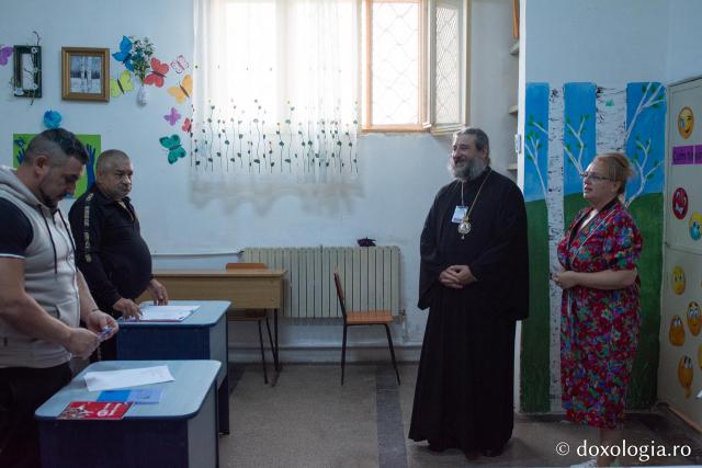 PS Nichifor Botoșăneanul, vorbind cu persoanele private de libertate